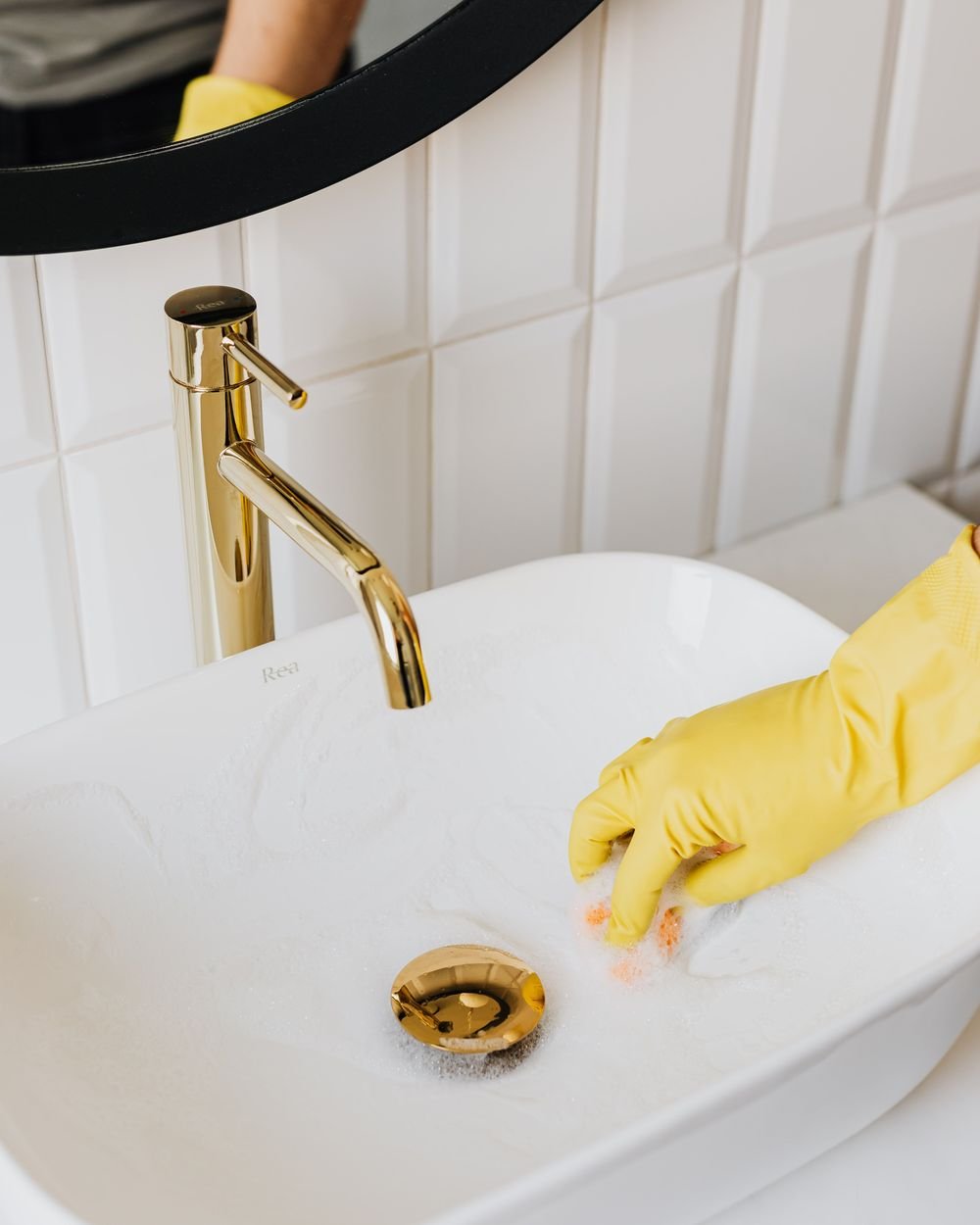 Gründliche Reinigung eines Waschbeckens im Badezimmer